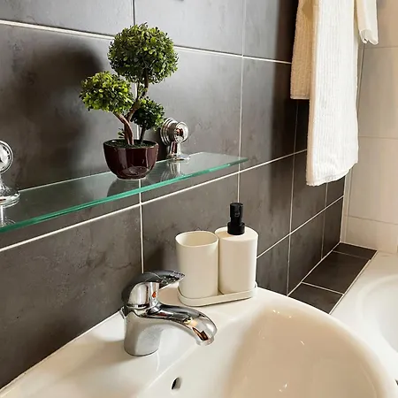 Apartment Close To St Lazarus And Finikoudes With Private Parking And Balcony *