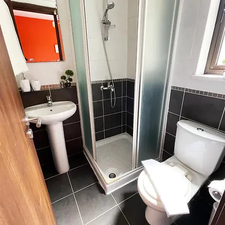Apartment Close To St Lazarus And Finikoudes With Private Parking And Balcony Larnaca