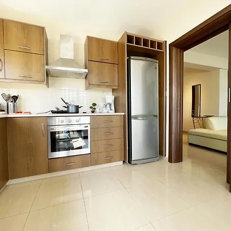 Close To St Lazarus And Finikoudes With Private Parking And Balcony Apartment *