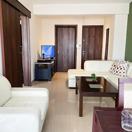 Apartment Close To St Lazarus And Finikoudes With Private Parking And Balcony *