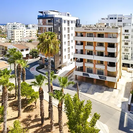 Stylish 2br With Balcony And Parking Near Saint Lazarus And Finikoudes Apartment