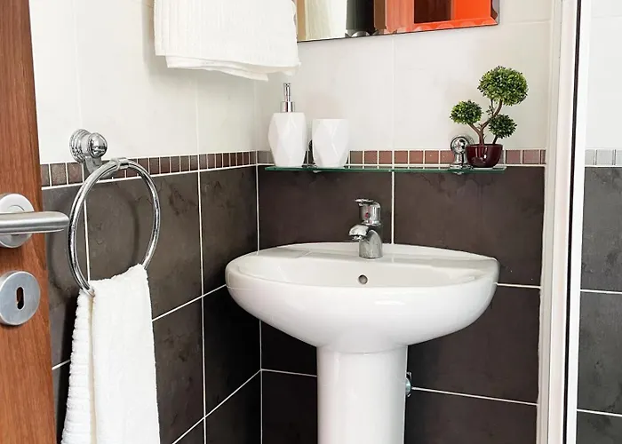 Stylish 2br With Balcony And Parking Near Saint Lazarus And Finikoudes 아파트 라르나카