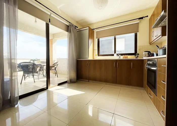 Stylish 2br With Balcony And Parking Near Saint Lazarus And Finikoudes *