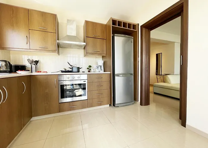 Stylish 2br With Balcony And Parking Near Saint Lazarus And Finikoudes アパート *