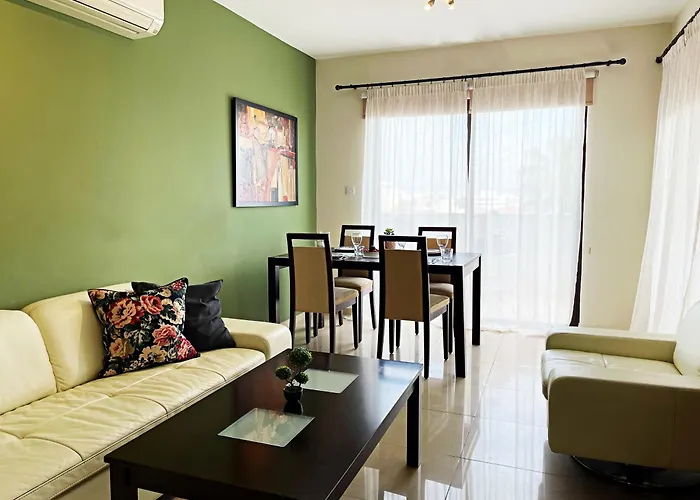 Stylish 2br With Balcony And Parking Near Saint Lazarus And Finikoudes アパート ラルナカ