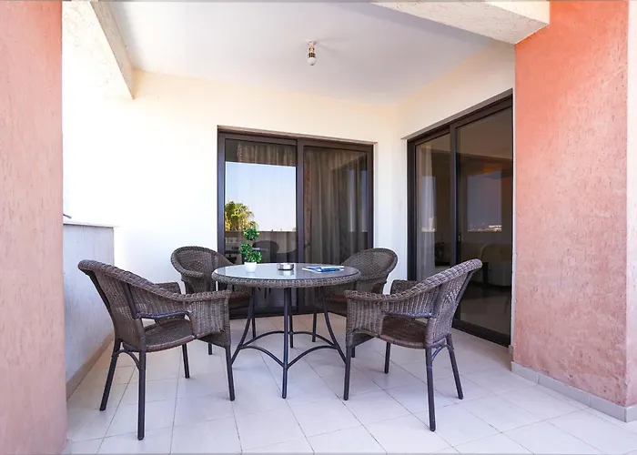 Stylish 2br With Balcony And Parking Near Saint Lazarus And Finikoudes アパート *