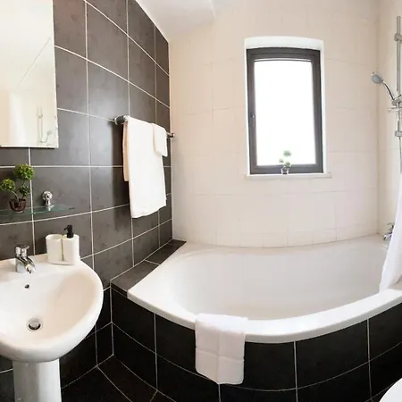 Stylish 2br With Balcony And Parking Near Saint Lazarus And Finikoudes Apartamento *